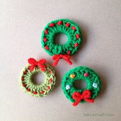 Retro Wreath Pin 